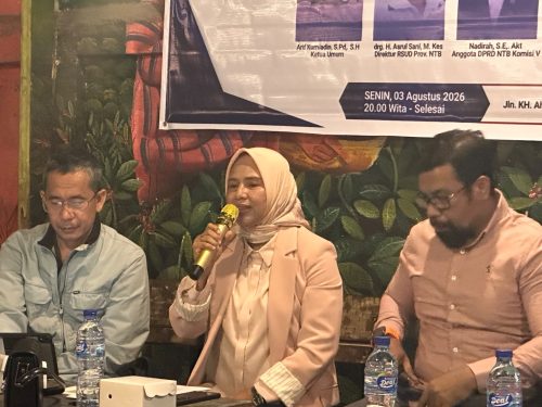 Anggota Komisi V DPRD Provinsi NTB, Nadira Alhabsy saat menjadi narasumber dalam dialog publik bertajuk “Diagnosis Berbeda, Nyawa Dipertaruhkan? Bedah Ilmiah Dugaan Ketidaksesuaian Diagnosis pada Pasien Rujukan dari Bima-Dompu ke RSUP NTB” yang diselenggarakan Gabungan Kawula Muda Bima Dompu (GAKADA) Pulau Lombok di Kedai Hang Out, Kota Mataram, Senin (3/8/2026) malam. (Iba)