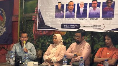 Direktur RSUD Provinsi NTB dr. Asrul Sani (kiri) saat menjadi narasumber pada dialog publik yang digelar GAKADA Pulau Lombok. (Iba)