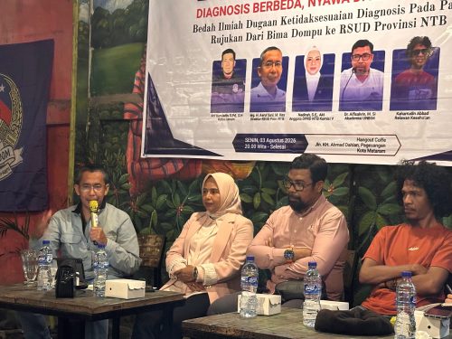 Direktur RSUD Provinsi NTB dr. Asrul Sani (kiri) saat menjadi narasumber pada dialog publik yang digelar GAKADA Pulau Lombok. (Iba)