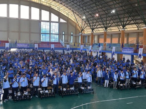 Sebanyak 1.500 relawan PAN dikukuhkan oleh Plt Ketua DPW PAN NTB Muazzim Akbar. (Iba)