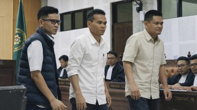 Ketiga terdakwa yakni Hamdan Kasim (dari kiri), M Nashib Ikroman dan Indra Jaya Usman. (Iba)