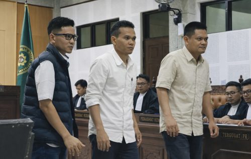 Ketiga terdakwa yakni Hamdan Kasim (dari kiri), M Nashib Ikroman dan Indra Jaya Usman. (Iba)
