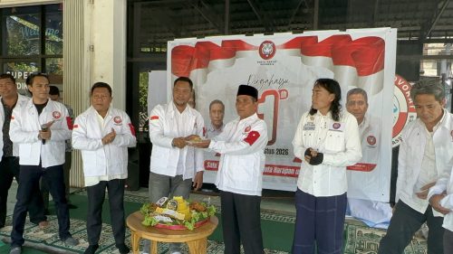 Ketua dan Sekretaris Partai Rakyat Indonesia (PRI) Haji Muhammad dan Diegas B Pradhana serta jajaran penguru DPC Kabupaten/ Kota di Pulau Lombok saat merayakan Dirgahayu Pertama di Kota Mataram. (Iba)