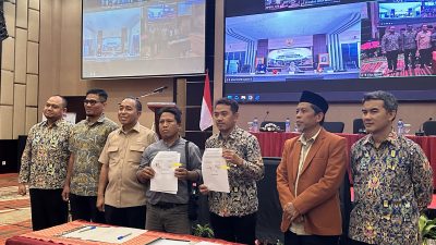 Anggota Komisi V DPR RI Mori Hanafi dan Abdul Hadi saat menyaksikan penandatanganan Perjanjian Kerja Sama Kegiatan Infrastruktur Berbasis Masyarakat (Sanimas, Pamsimas dan Pisew) Tahap I Tahun Anggaran 2026, di Hotel Golden Palace, Kota Mataram, Rabu (12/8/2026). (Iba)
