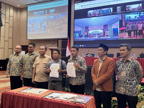 Anggota Komisi V DPR RI Mori Hanafi dan Abdul Hadi saat menyaksikan penandatanganan Perjanjian Kerja Sama Kegiatan Infrastruktur Berbasis Masyarakat (Sanimas, Pamsimas dan Pisew) Tahap I Tahun Anggaran 2026, di Hotel Golden Palace, Kota Mataram, Rabu (12/8/2026). (Iba)