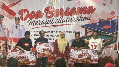 Wakil Gubernur NTB Indah Dhamayanti Putri bersama pemenang turnamen biliard. (Iba)