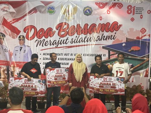 Wakil Gubernur NTB Indah Dhamayanti Putri bersama pemenang turnamen biliard. (Iba)