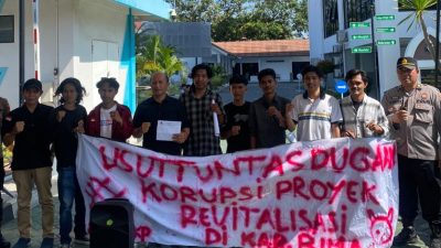 Lembaga Komunitas Pengawasan Kebijakan Pemerintah Daerah (KPK-PD) kembali menggelar aksi Jilid II di depan Kejaksaan Tinggi (Kejati) NTB dan Polda NTB, Rabu 26 Agustus 2026. Aksi tersebut merupakan bentuk konsistensi KPK-PD dalam mengawal dugaan penyimpangan dana program revitalisasi sekolah di Kabupaten Bima. (Iba)