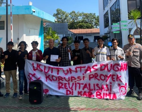 Lembaga Komunitas Pengawasan Kebijakan Pemerintah Daerah (KPK-PD) kembali menggelar aksi Jilid II di depan Kejaksaan Tinggi (Kejati) NTB dan Polda NTB, Rabu 26 Agustus 2026. Aksi tersebut merupakan bentuk konsistensi KPK-PD dalam mengawal dugaan penyimpangan dana program revitalisasi sekolah di Kabupaten Bima. (Iba)