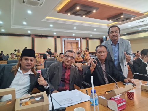 Empat anggota Fraksi PDI Perjuangan DPRD NTB saat mengikuti rapat paripurna. (Iba)