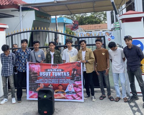 Puluhan massa aksi dari KPK-PD saat menggelar aksi di depan Kejati NTB, Jumat 18 September 2026. (Iba)