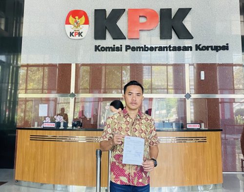Koordinator GERAK, Rahimun, mengadukan Gubernur NTB Lalu Muhamad Iqbal ke KPK. (Iba)