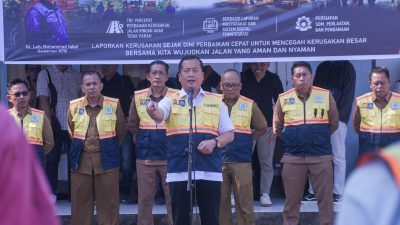 Gubernur NTB Lalu Muhamad Iqbal saat memberi pengarahan di kantor Balai Pemeliharaan Jalan PUPRPKP NTB di Mataram, Selasa (21/07). (iba)