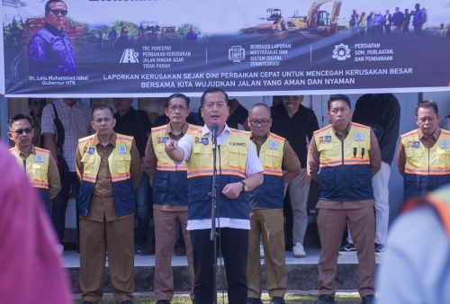 Gubernur NTB Lalu Muhamad Iqbal saat memberi pengarahan di kantor Balai Pemeliharaan Jalan PUPRPKP NTB di Mataram, Selasa (21/07). (iba)