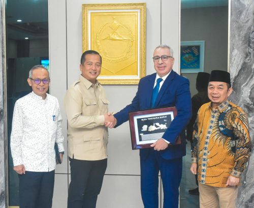 Pemerintah Provinsi Nusa Tenggara Barat (NTB) terus memperkuat diplomasi investasi dengan membuka peluang kerja sama strategis bersama Kerajaan Maroko di berbagai sektor unggulan. Langkah tersebut ditandai dengan pemaparan potensi investasi daerah yang dipimpin langsung Gubernur NTB, Dr. H. Lalu Muhamad Iqbal, di Ruang Kerja Gubernur, Jumat (17/7). (Iba)