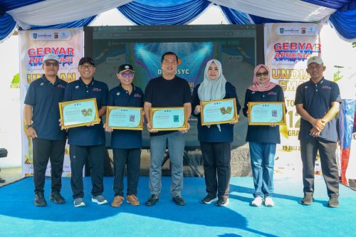 Pengumuman hasil undian hadiah emas bagi wajib pajak kendaraan bermotor di Teras Udayana, Mataram, Ahad (19/7), menjadi penanda perubahan kebijakan Pemerintah Provinsi Nusa Tenggara Barat (NTB) dalam membangun kepatuhan pajak. (Iba)