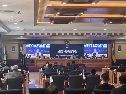 Suasana rapat paripurna DPRD NTB. (Iba)