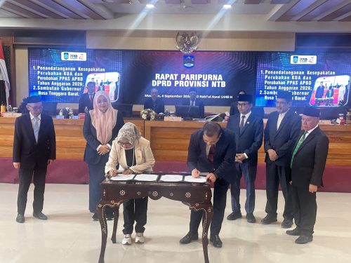 Gubernur Lalu Muhamad Iqbal dan Ketua DPRD NTB menandatangani pengesahan APBD Perubahan 2026, Jumat 4 September 2026 di ruang rapat utama kantor Gubernur NTB. (Iba)