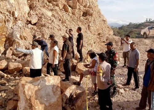 Bupati Sumbawa saat meninjau kecelakaan penambang di Lantung menewaskan tiga orang beberapa waktu lalu. (Iba/Ist)