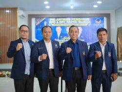 Ketua DPW NasDem NTB Mori Hanafi didampingi ketua dan Sekretaris NasDem Bima Nazaruddin dan Abdul Muis usai dilantik. (Iba)