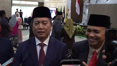 Gubernur NTB Lalu Muhamad Iqbal didampingi Kadis Kominfotik NTB Ahsanul Khalik. (Iba)