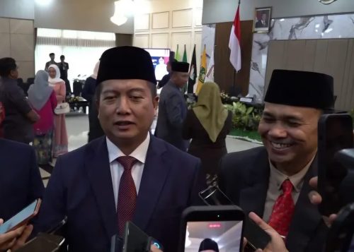 Gubernur NTB Lalu Muhamad Iqbal didampingi Kadis Kominfotik NTB Ahsanul Khalik. (Iba)