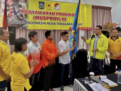 Hamdan Kasim menerima bendera pataka setelah ditetapkan sebagao Ketua Wushu NTB periode 2026-2031. (Iba)