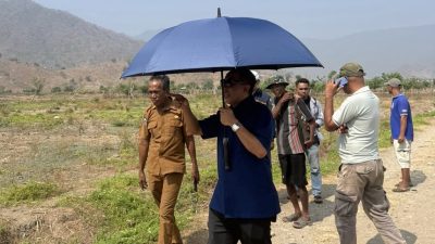 Anggota DPR RI Fraksi Partai NasDem dari Daerah Pemilihan (Dapil) Nusa Tenggara Barat (NTB) I, Mori Hanafi, saat meninjau hasil pembangunan Program Pengembangan Infrastruktur Sosial Ekonomi Wilayah (PISEW), Senin 19 Oktober 2026. (Iba)