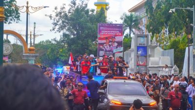 Ribuan warga tumpah ke jalan mengikuti Rider Parade MotoGP Mandalika 2026, Rabu (7/10/2026) di jalan Udayana Kota Mataram. (Iba)