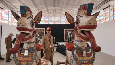 Kepala Museum Negeri Nusa Tenggara Barat (NTB) Ahmad Nuralam meninjau penataan ruang pameran Speed, Energy, and Connection di kawasan Sirkuit Mandalika, Lombok Tengah, Senin (5/10/2026). (Iba)