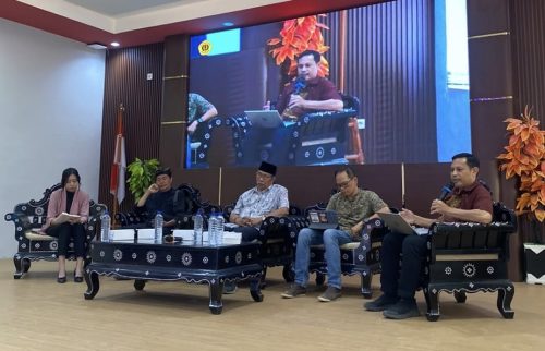 Diskusi publik bertajuk Sorot Kamera yang berkolaborasi dengan BEM FHISIP Universitas Mataram (Unram), Jumat (23/10/2026). Forum tersebut diikuti sekitar 100 peserta dari kalangan mahasiswa, akademisi, organisasi masyarakat sipil, jurnalis, tokoh adat, hingga praktisi hukum. (Iba)