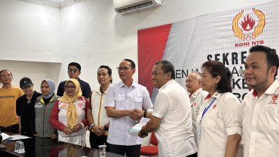 Calon Ketua Umum KONI NTB Mohan Roliskana saat menyerahkan dukungan kepada Tim TPP KONI NTB, Kamis 8 Oktober 2026 di Mataram. (Iba)