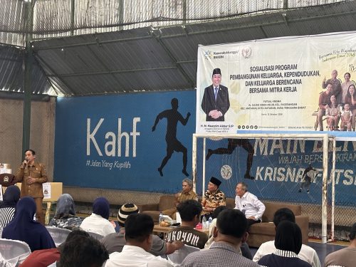 Anggota DPR RI Muazzim Akbar saat menggelar Sosialisasi Program Pembangunan Keluarga, Kependudukan, dan Keluarga Berencana (Bangga Kencana) bersama mitra kerja di Lapangan Futsal Trisna, Kota Mataram, Senin (12/10/2026). (Iba)