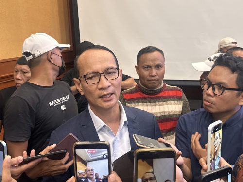 Wali Kota Mataram Mohan Roliskana menggelar konferensi pers usai ditetpakan sebagai pemenang. (Iba)