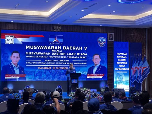 Sekretaris Jenderal DPP Partai Demokrat Herman Khaeron saat membuka Musyawarah Daerah (Musda) V Partai Demokrat NTB melalui mekanisme Musyawarah Daerah Luar Biasa (Musdalub) di Hotel Lombok Astoria, Mataram, Jumat (16/10/2026).