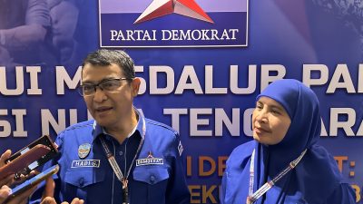 Hadi Gunawan saat menggelar konferensi pers didampingi Ketua DPC Kabupaten Bima usai Musdalub Partai Demokrat NTB. (Iba)