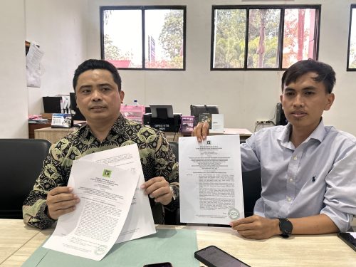 Plt Ketua PPP NTB Mohammad Akri dan Sekwil Pauzan Basri memperlihatkan SK DPP untuk kepengurusan baru PPP NTB. (Iba)
