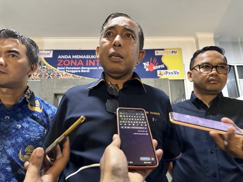Anggota Komisi V DPR RI Mori Hanafi didampingi Kepala Balai dan Wakil Ketua DPRD NTB Lalu Wirajaya saat menggelar rapat koordinasi terkait keberlanjutan pembangunan kantor DPRD NTB, Rabu 28 Oktober 2026 di Mataram. (Iba)
