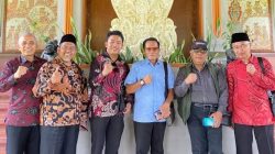 Pimpinan dan anggota Komisi V DPRD NTB saat berkunjung ke Bali. (Iba)
