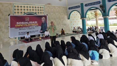 Anggota Dewan Perwakilan Daerah (DPD) RI, Evi Apita Maya, saat menyampaikan sosialisasi Empat Pilar Kebangsaan di Pondok Pesantren Darul Hikmah, Pagutan, Kota Mataram, Nusa Tenggara Barat (NTB), Rabu (30/9). (Iba)