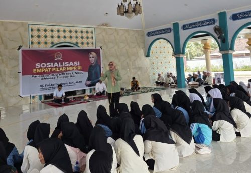 Anggota Dewan Perwakilan Daerah (DPD) RI, Evi Apita Maya, saat menyampaikan sosialisasi Empat Pilar Kebangsaan di Pondok Pesantren Darul Hikmah, Pagutan, Kota Mataram, Nusa Tenggara Barat (NTB), Rabu (30/9). (Iba)
