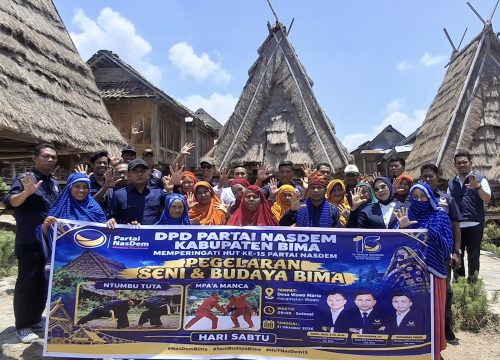 Peringatan Hari Ulang Tahun (HUT) ke-15 Partai NasDem tidak hanya menjadi momentum konsolidasi politik, tetapi juga dimanfaatkan untuk memperkuat kepedulian terhadap pelestarian budaya lokal. Dewan Pimpinan Daerah (DPD) Partai NasDem Kabupaten Bima menggelar kegiatan permainan tradisional di Kecamatan Wawo, Kabupaten Bima, Sabtu (31/10/2026). (Iba)